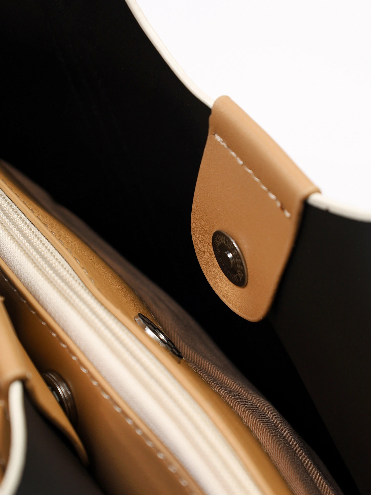 Сумка-тоут с плоскими ручками с брелком-медвежонок в ассортименте